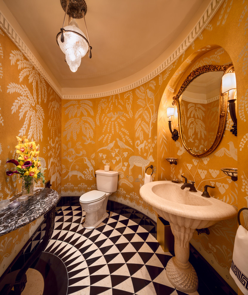 ミルウォーキーにある中くらいなトラディショナルスタイルのおしゃれなバスルーム (浴槽なし) (分離型トイレ、黄色い壁、セラミックタイルの床、ペデスタルシンク、大理石の洗面台、マルチカラーの床) の写真