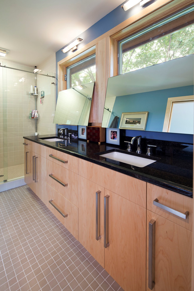 ミネアポリスにあるモダンスタイルのおしゃれな浴室 (アンダーカウンター洗面器、フラットパネル扉のキャビネット、淡色木目調キャビネット、コーナー設置型シャワー、ベージュのタイル) の写真