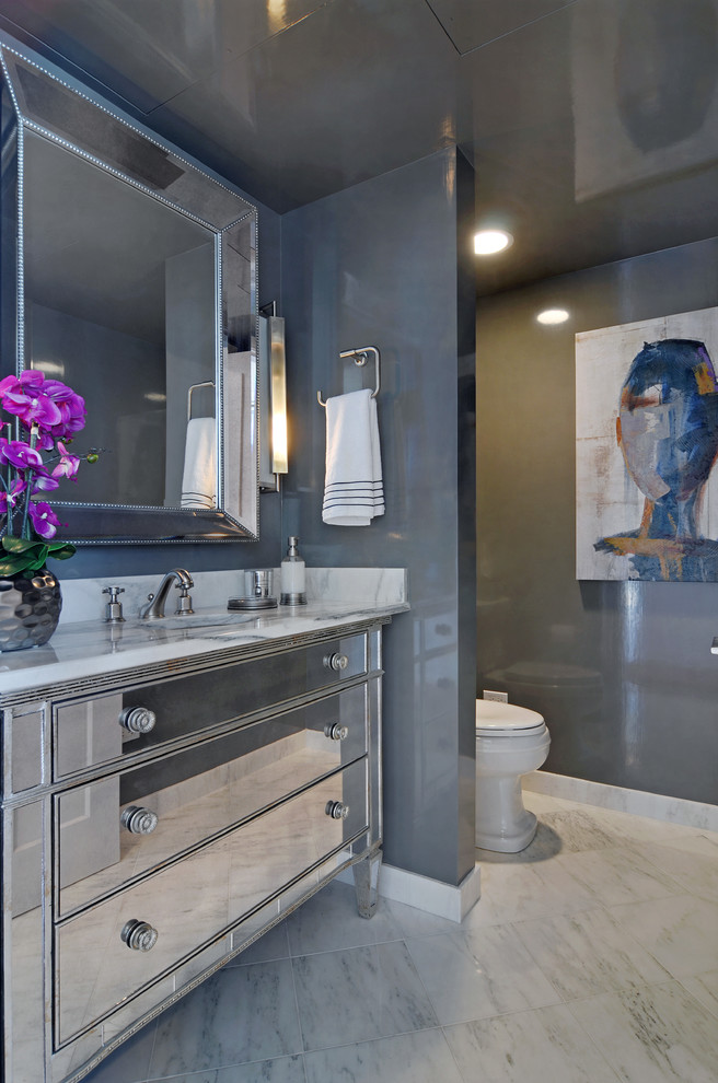 Foto de cuarto de baño contemporáneo con lavabo bajoencimera, paredes grises, suelo de mármol y encimera de mármol