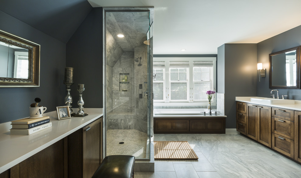 На фото: главная ванная комната в стиле неоклассика (современная классика) с настольной раковиной, фасадами в стиле шейкер, темными деревянными фасадами, накладной ванной, серой плиткой и серыми стенами с