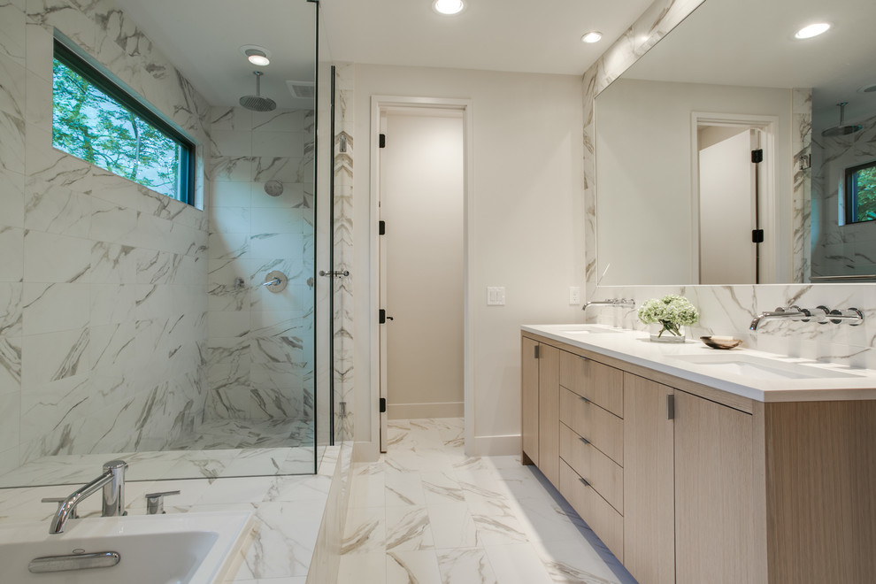 Idee per una grande stanza da bagno padronale design con ante lisce, ante in legno chiaro, piastrelle bianche e piastrelle in gres porcellanato