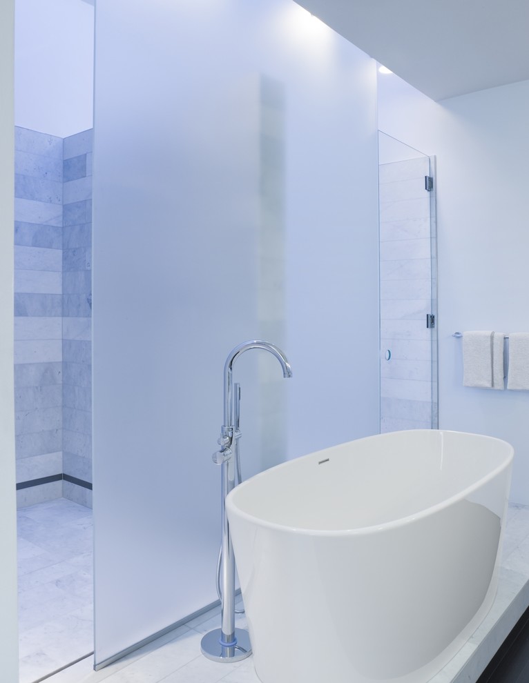 Modelo de cuarto de baño principal contemporáneo con bañera exenta, ducha a ras de suelo, baldosas y/o azulejos blancos, baldosas y/o azulejos de mármol, suelo de mármol, suelo blanco y ducha abierta