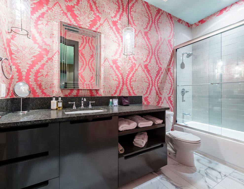 Idéer för mellanstora funkis en-suite badrum, med släta luckor, skåp i mörkt trä, ett badkar i en alkov, granitbänkskiva, marmorgolv, en dusch/badkar-kombination, en toalettstol med separat cisternkåpa, vit kakel, tunnelbanekakel, rosa väggar, ett undermonterad handfat och dusch med skjutdörr
