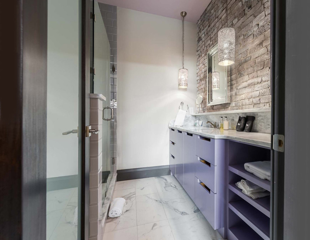 Idéer för funkis badrum, med släta luckor, lila skåp, en dusch i en alkov, marmorgolv, granitbänkskiva och dusch med gångjärnsdörr