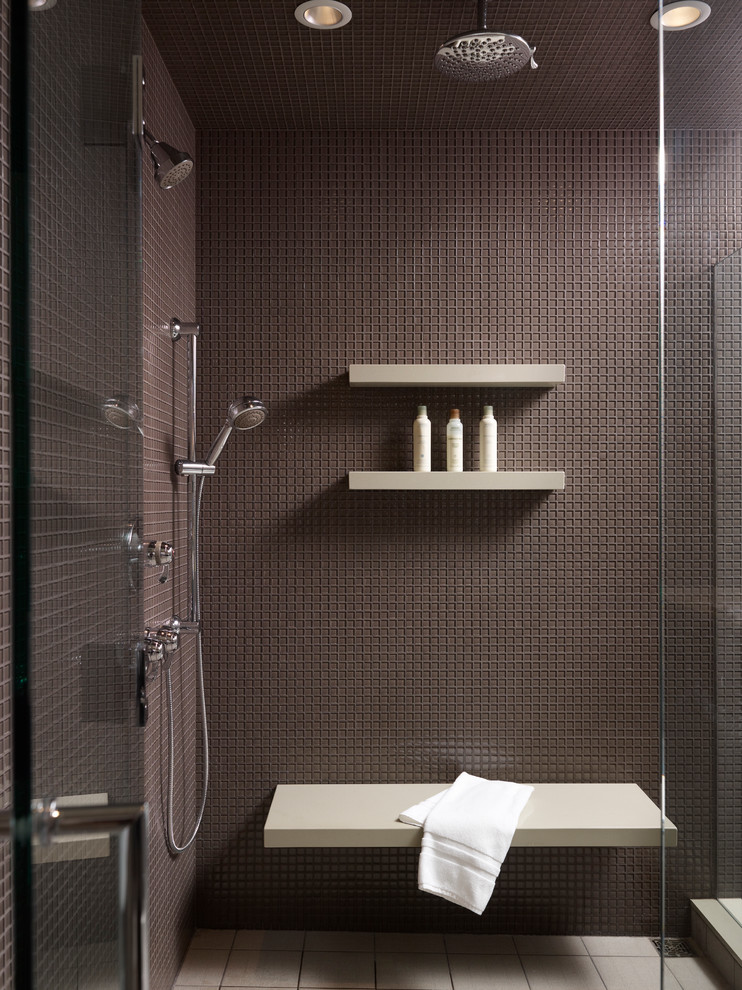 Modelo de cuarto de baño contemporáneo con ducha esquinera, baldosas y/o azulejos azules y banco de ducha