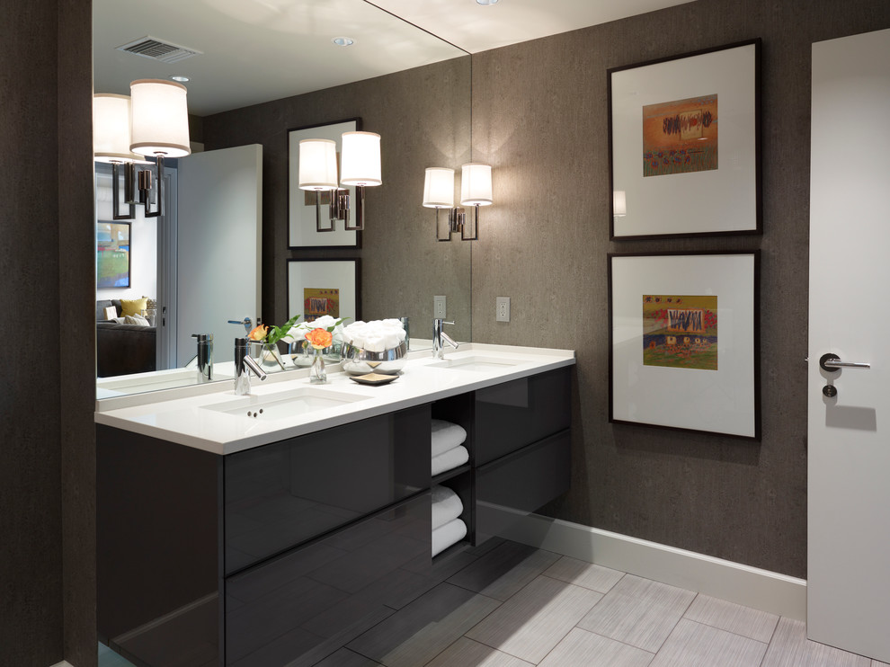 Immagine di una stanza da bagno minimal con lavabo sottopiano, ante lisce e ante nere