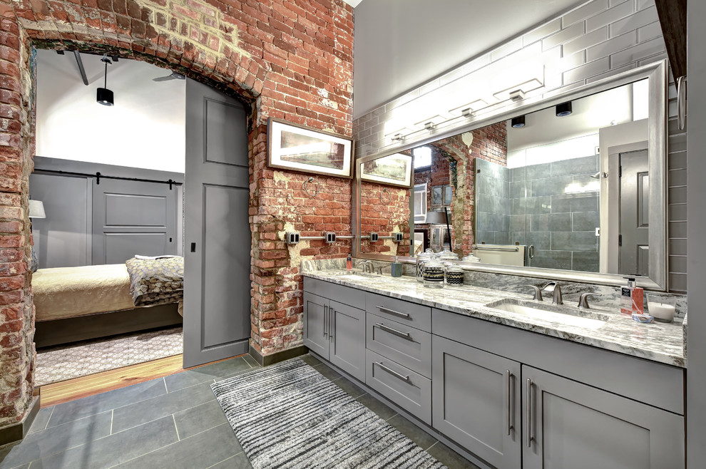 Foto di una stanza da bagno padronale industriale con ante in stile shaker, ante grigie, pareti grigie, lavabo sottopiano, pavimento grigio e top multicolore