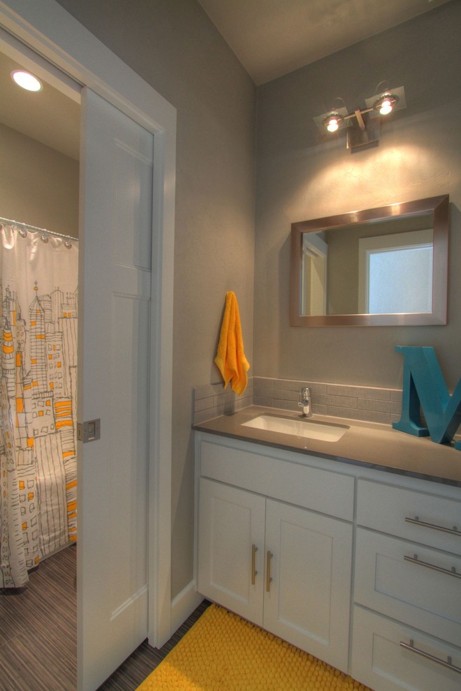Exempel på ett mellanstort klassiskt badrum, med ett undermonterad handfat, skåp i shakerstil, vita skåp, bänkskiva i kvarts, ett badkar i en alkov, en dusch/badkar-kombination, en toalettstol med separat cisternkåpa, grå kakel, stenkakel, grå väggar och klinkergolv i porslin