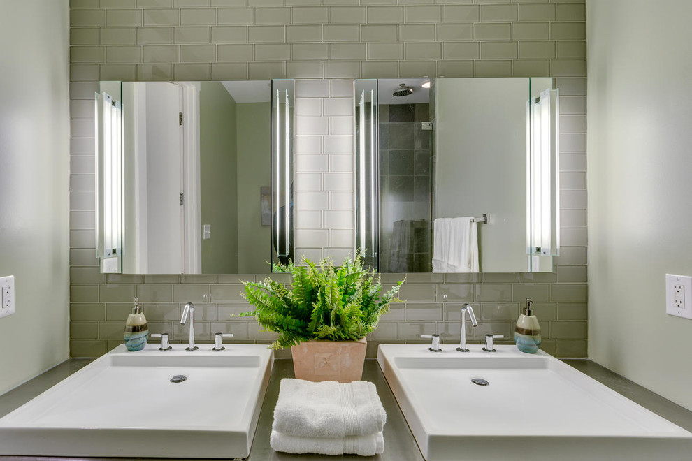 Modelo de cuarto de baño principal moderno de tamaño medio con baldosas y/o azulejos grises, baldosas y/o azulejos de cemento, paredes grises, suelo de bambú, lavabo de seno grande, encimera de cuarzo compacto y encimeras grises