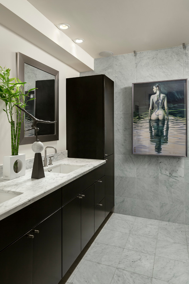 Idée de décoration pour une petite salle de bain principale design en bois foncé avec un placard à porte plane, un plan de toilette en marbre, un carrelage gris, un mur gris et un sol en marbre.
