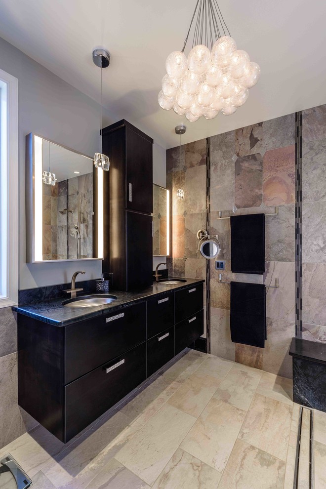 Esempio di una stanza da bagno padronale contemporanea di medie dimensioni con lavabo sottopiano, ante lisce, ante nere, doccia aperta, piastrelle beige e top nero
