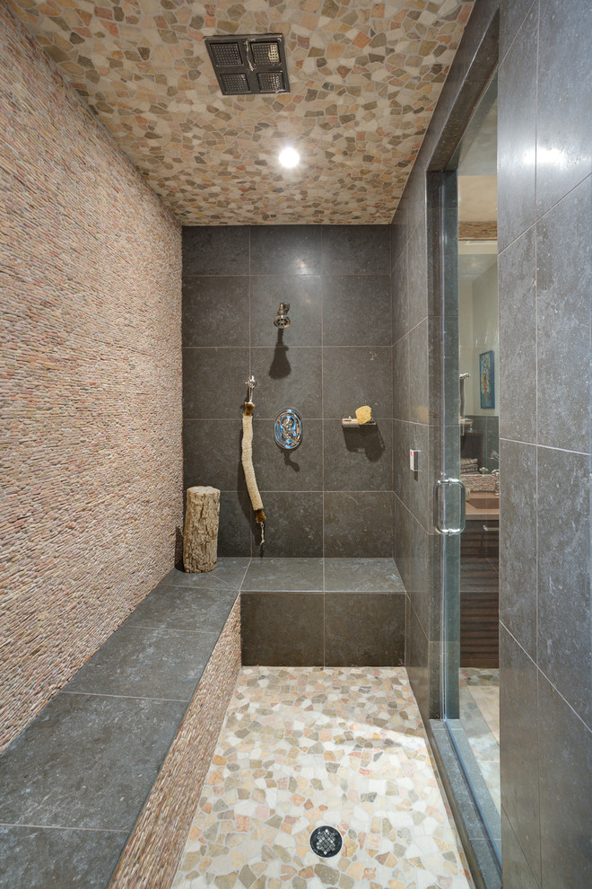 Inspiration för ett medelhavsstil badrum, med en dusch i en alkov, beige kakel och klinkergolv i keramik