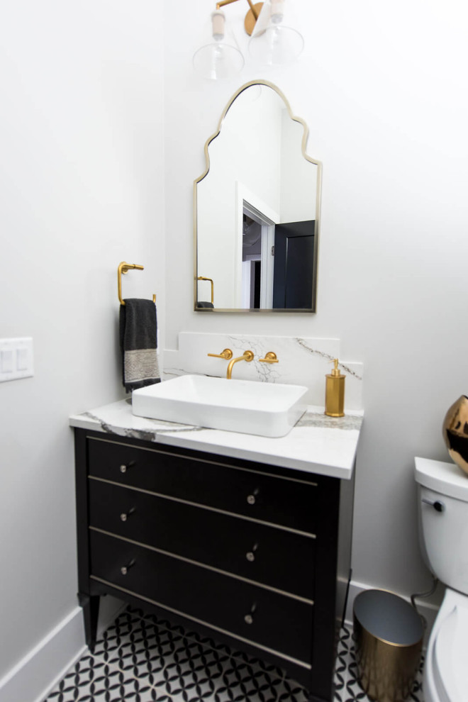 Idéer för att renovera ett mellanstort funkis beige beige en-suite badrum, med släta luckor, vita skåp, ett hörnbadkar, en dusch/badkar-kombination, en toalettstol med hel cisternkåpa, mörkt trägolv, ett undermonterad handfat, granitbänkskiva och med dusch som är öppen