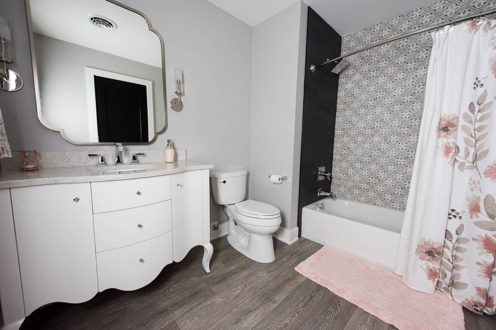 Idéer för ett mellanstort modernt beige en-suite badrum, med släta luckor, vita skåp, ett hörnbadkar, en dusch/badkar-kombination, en toalettstol med hel cisternkåpa, mörkt trägolv, ett undermonterad handfat, granitbänkskiva och med dusch som är öppen