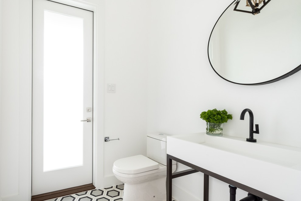 Ejemplo de cuarto de baño minimalista con paredes blancas y lavabo de seno grande