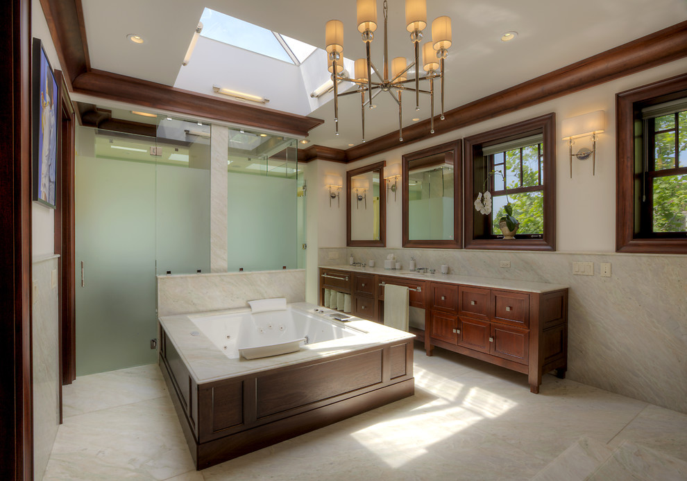 Idee per una grande stanza da bagno padronale design con ante in legno bruno, vasca sottopiano, lavabo sottopiano, doccia doppia, WC a due pezzi e porta doccia a battente