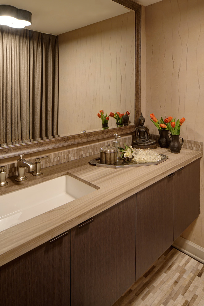 Diseño de cuarto de baño clásico renovado de tamaño medio con paredes beige, suelo de madera oscura y aseo y ducha