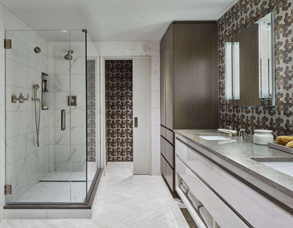 Inspiration för stora moderna en-suite badrum, med släta luckor, vita skåp, en dubbeldusch, vit kakel, ett undermonterad handfat, dusch med gångjärnsdörr, marmorkakel, flerfärgade väggar, klinkergolv i porslin, bänkskiva i betong och grått golv