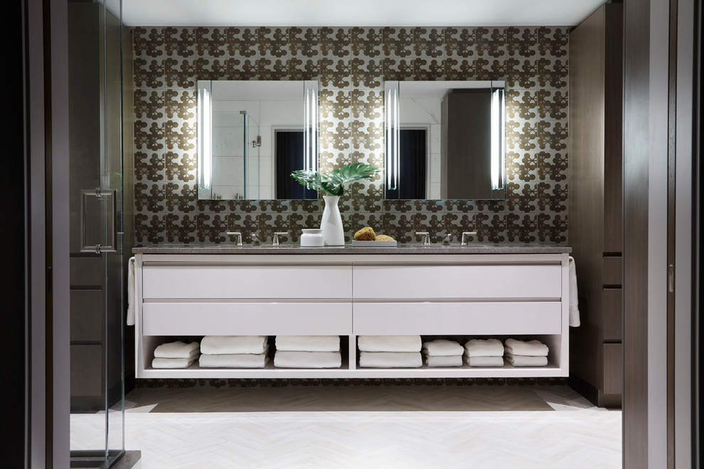 Foto på ett stort funkis en-suite badrum, med släta luckor, vita skåp, flerfärgad kakel, cementkakel, flerfärgade väggar, klinkergolv i porslin, ett undermonterad handfat och grått golv
