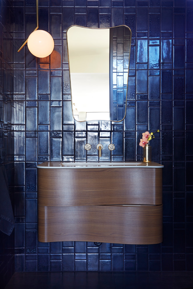 Idée de décoration pour une salle d'eau design en bois brun de taille moyenne avec un placard sans porte, une douche ouverte, WC à poser, un carrelage bleu, des carreaux de porcelaine, un mur bleu, un sol en carrelage de céramique, un lavabo encastré, un plan de toilette en quartz modifié, un sol gris et une cabine de douche à porte battante.