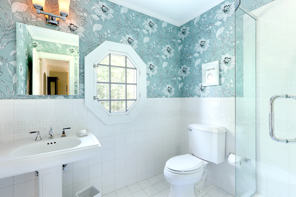 Idées déco pour une salle de bain classique de taille moyenne pour enfant avec une douche d'angle, WC à poser, un carrelage blanc, des carreaux de porcelaine, un mur bleu, un sol en carrelage de porcelaine et un lavabo de ferme.