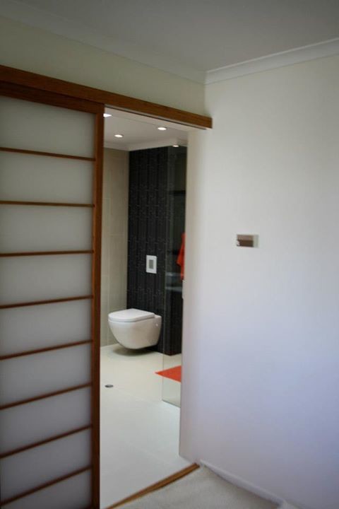 Inredning av ett asiatiskt stort en-suite badrum, med ett fristående handfat, släta luckor, grå skåp, bänkskiva i kvarts, en öppen dusch, en vägghängd toalettstol, beige kakel, porslinskakel, beige väggar och klinkergolv i porslin