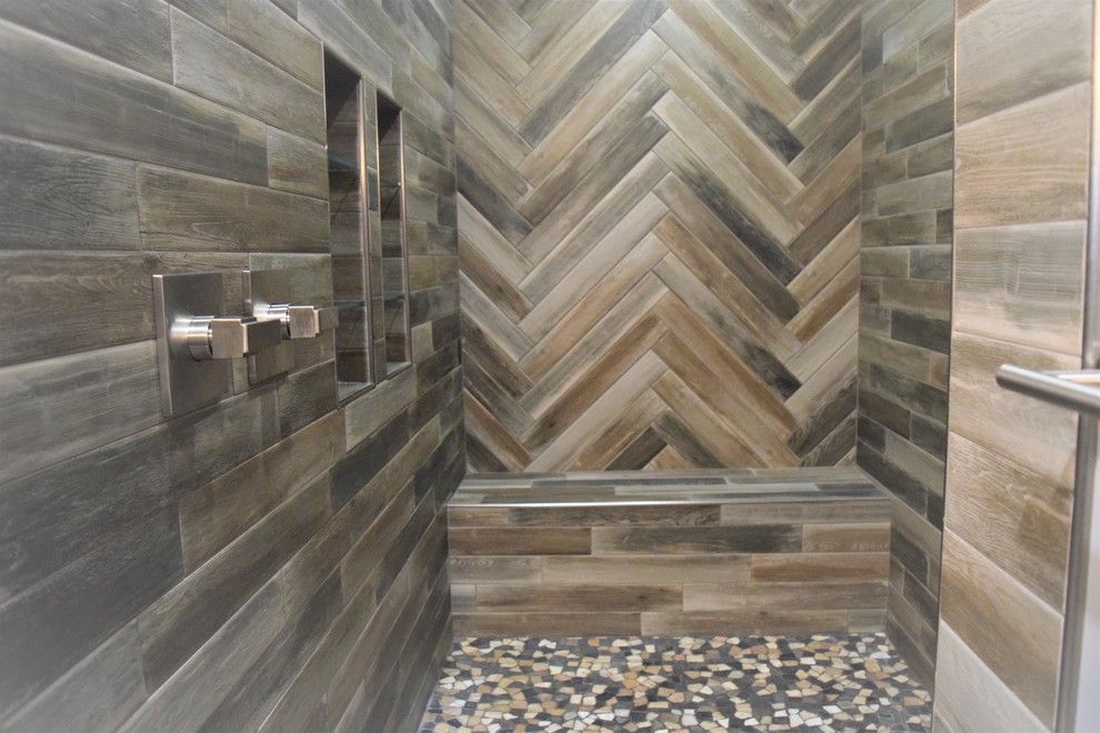 Immagine di una stanza da bagno tradizionale con piastrelle marroni e piastrelle in gres porcellanato