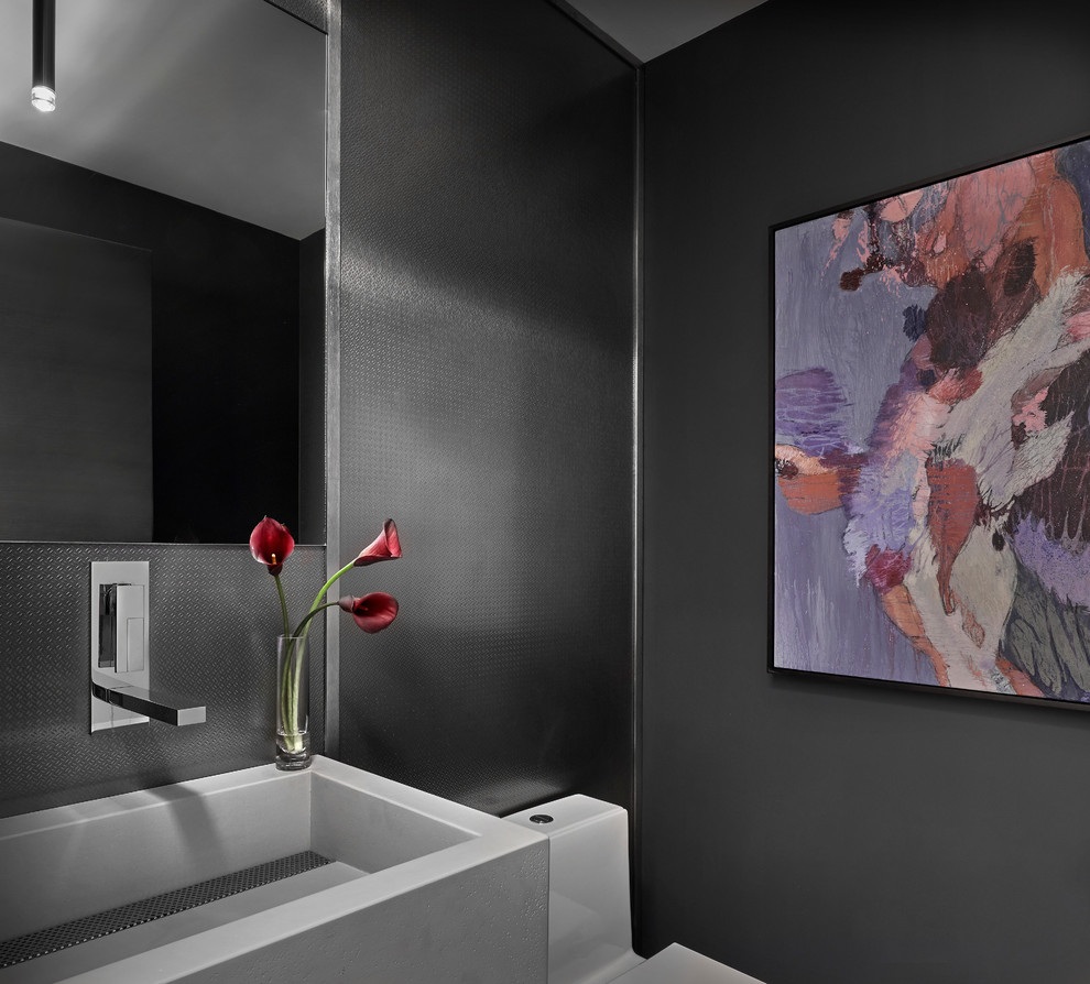 シカゴにあるラグジュアリーな小さなコンテンポラリースタイルのおしゃれな浴室 (一体型トイレ	、グレーのタイル、メタルタイル、グレーの壁、磁器タイルの床、壁付け型シンク、コンクリートの洗面台、グレーの床、グレーの洗面カウンター) の写真