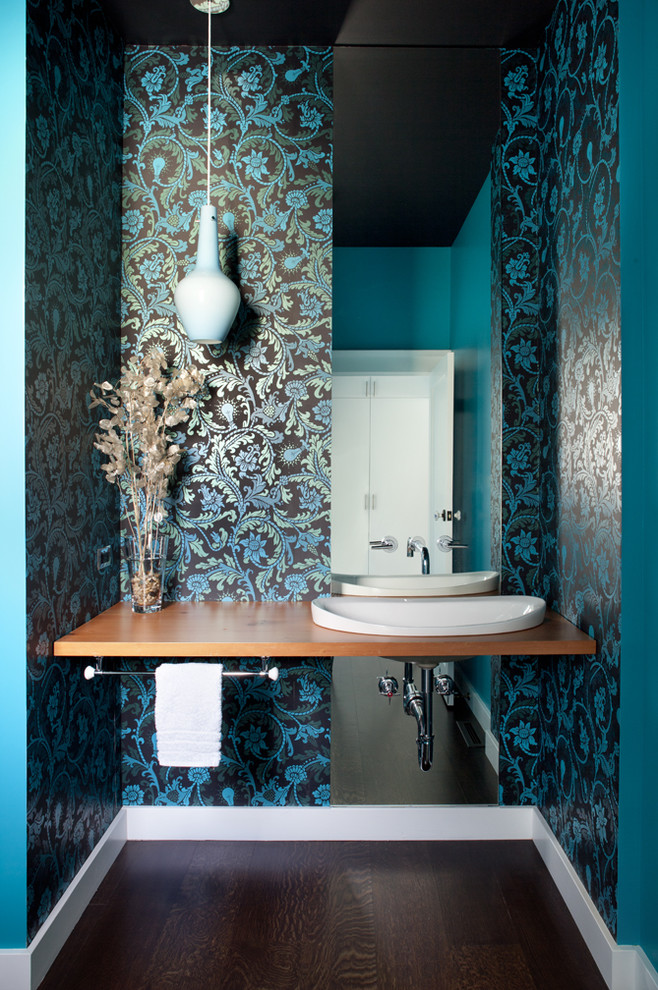 Diseño de cuarto de baño ecléctico con lavabo sobreencimera y paredes multicolor