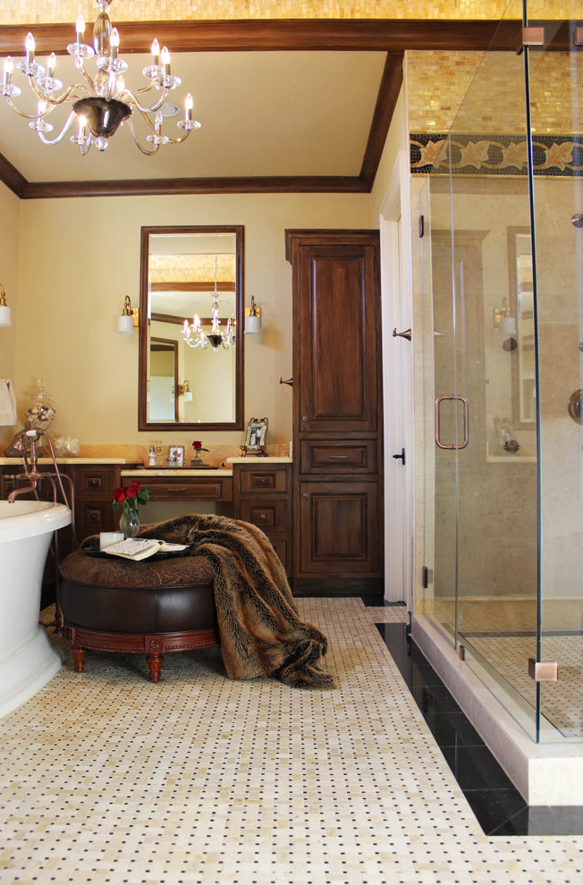 Идея дизайна: ванная комната в классическом стиле с фасадами с выступающей филенкой, темными деревянными фасадами, столешницей из оникса, отдельно стоящей ванной, душем в нише, унитазом-моноблоком, черной плиткой и каменной плиткой