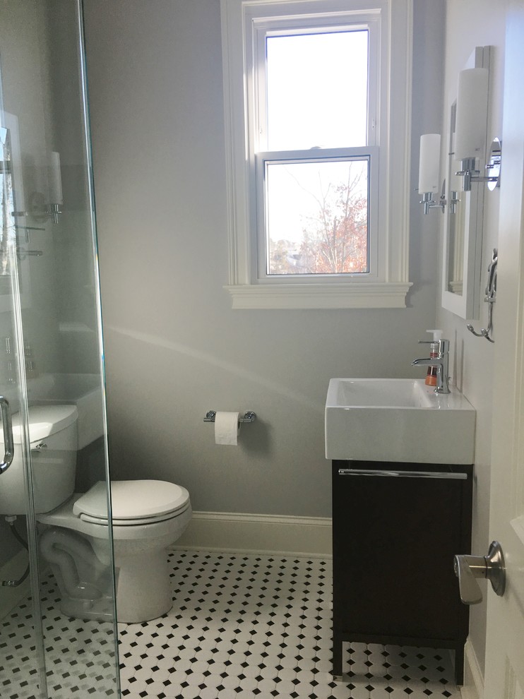 Modern inredning av ett mellanstort badrum med dusch, med skåp i shakerstil, bruna skåp, en öppen dusch, en toalettstol med separat cisternkåpa, flerfärgad kakel, keramikplattor, grå väggar, klinkergolv i porslin, ett avlångt handfat, grått golv och dusch med gångjärnsdörr