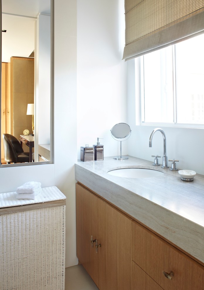 Foto på ett stort funkis en-suite badrum, med vita väggar, klinkergolv i porslin, ett undermonterad handfat, möbel-liknande, skåp i ljust trä, bänkskiva i kalksten, en öppen dusch, en vägghängd toalettstol och beige kakel