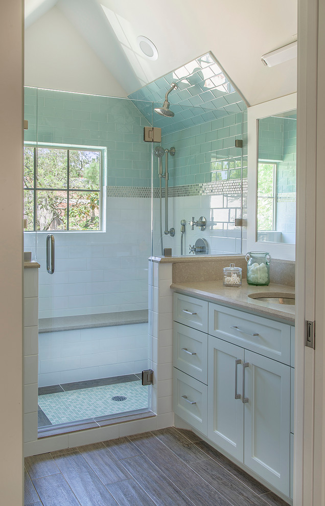 他の地域にある高級な中くらいなトランジショナルスタイルのおしゃれな浴室 (落し込みパネル扉のキャビネット、白いキャビネット、白い壁、アンダーカウンター洗面器、アルコーブ型シャワー、青いタイル、白いタイル、ガラスタイル) の写真