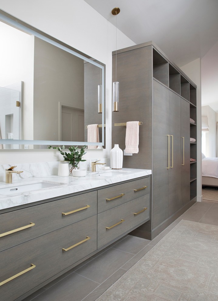 На фото: ванная комната в современном стиле с плоскими фасадами, серыми фасадами, белыми стенами, врезной раковиной, серым полом, белой столешницей, полом из известняка, мраморной столешницей и зеркалом с подсветкой