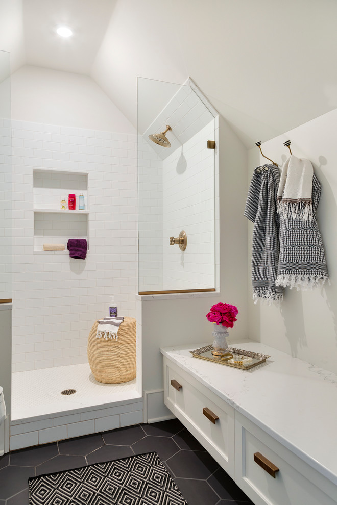 Идея дизайна: ванная комната в стиле неоклассика (современная классика) с фасадами в стиле шейкер, белыми фасадами, открытым душем, белой плиткой, плиткой кабанчик, белыми стенами, открытым душем и нишей