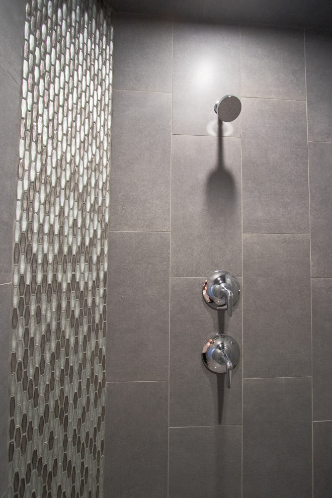 Пример оригинального дизайна: большая главная ванная комната с открытым душем, серой плиткой, керамогранитной плиткой, серыми стенами, полом из мозаичной плитки, серым полом, открытым душем и сиденьем для душа