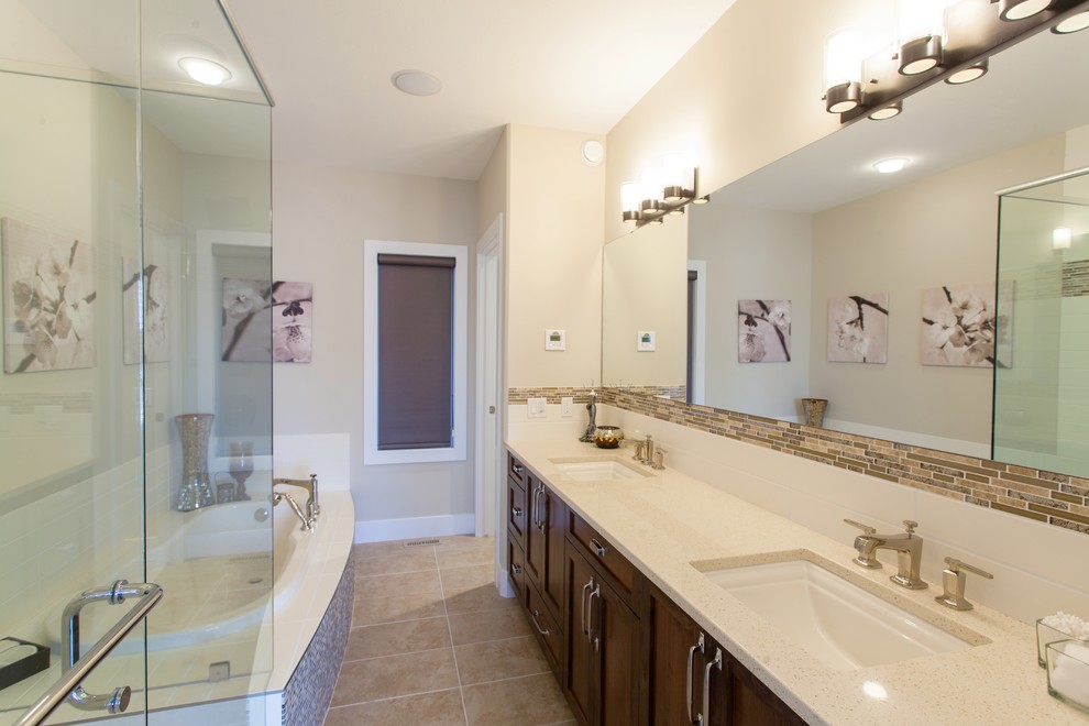 Idées déco pour une salle de bain principale contemporaine en bois foncé de taille moyenne avec un lavabo encastré, un placard avec porte à panneau encastré, une baignoire posée, un carrelage multicolore et un mur beige.