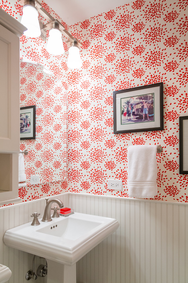 Klassisk inredning av ett mellanstort badrum med dusch, med luckor med infälld panel, vita skåp, en öppen dusch, en toalettstol med separat cisternkåpa, vit kakel, tunnelbanekakel, ett piedestal handfat, dusch med gångjärnsdörr och röda väggar