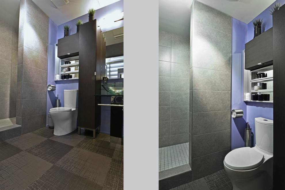 Exemple d'une petite salle de bain principale moderne en bois foncé avec un placard à porte plane, une douche ouverte, WC à poser, un carrelage vert, un carrelage en pâte de verre, un mur gris, sol en béton ciré, un lavabo de ferme et un plan de toilette en verre.