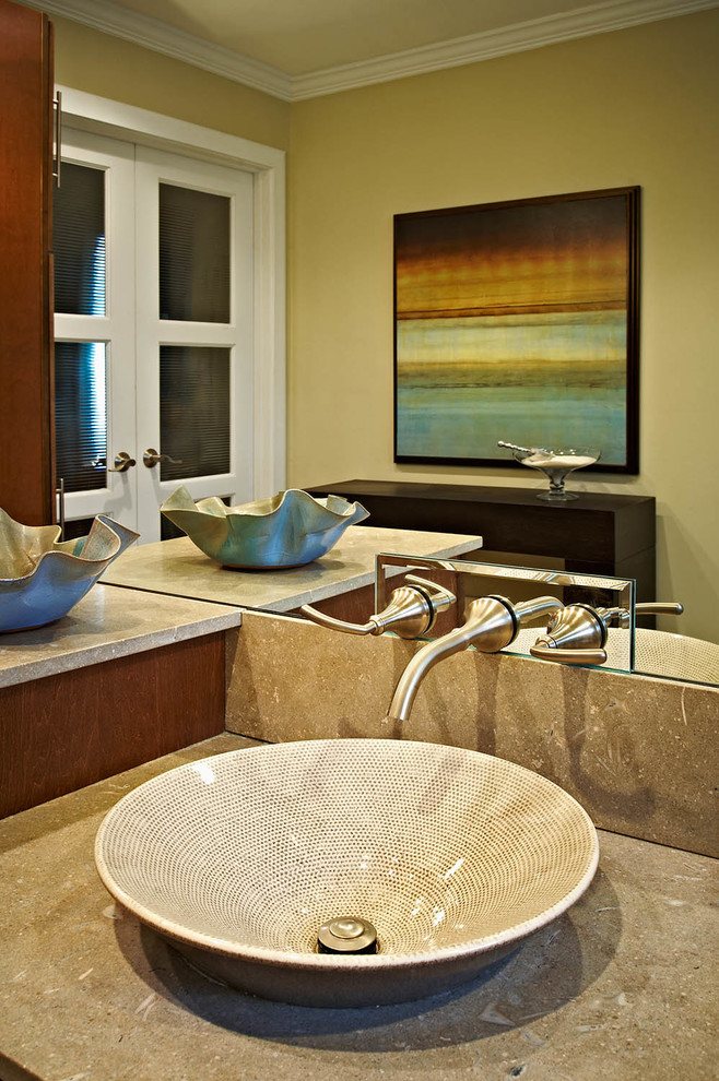 Immagine di una stanza da bagno padronale classica con lavabo a bacinella, ante in stile shaker, ante in legno scuro, top in pietra calcarea, piastrelle beige, piastrelle a mosaico e pavimento in gres porcellanato