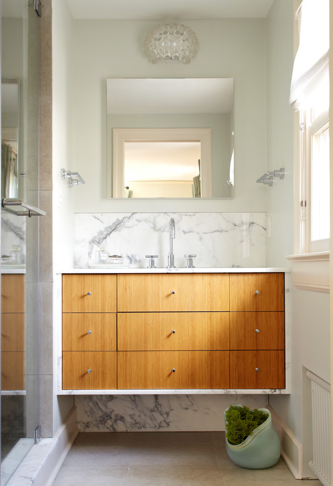 Exemple d'une salle de bain tendance en bois brun avec un placard à porte plane et une fenêtre.