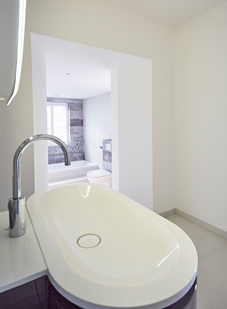 Идея дизайна: большая главная ванная комната в современном стиле с серыми фасадами, накладной ванной, открытым душем, инсталляцией, серой плиткой, керамогранитной плиткой, бежевыми стенами, подвесной раковиной и полом из керамогранита