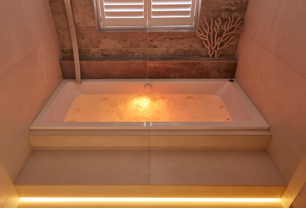На фото: большая главная ванная комната в современном стиле с серыми фасадами, накладной ванной, открытым душем, инсталляцией, серой плиткой, керамогранитной плиткой, бежевыми стенами, подвесной раковиной и полом из керамогранита