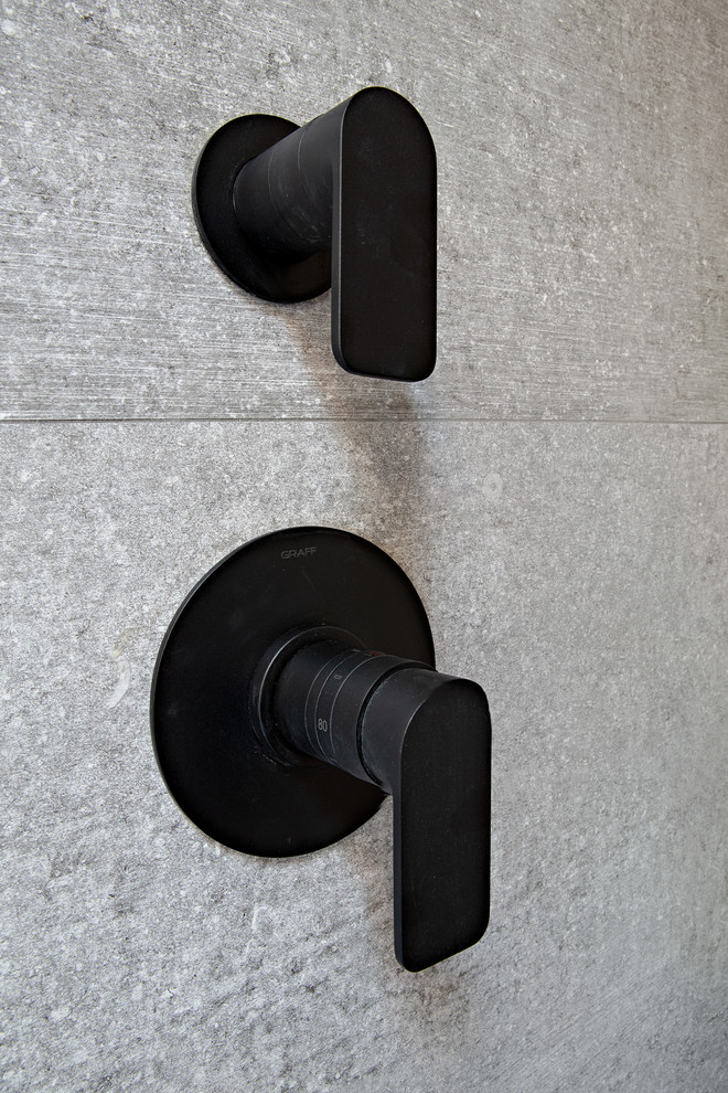 Idéer för att renovera ett stort funkis svart svart en-suite badrum, med släta luckor, skåp i mellenmörkt trä, en dubbeldusch, en toalettstol med hel cisternkåpa, grå kakel, grå väggar, ett fristående handfat, grått golv, dusch med gångjärnsdörr, betonggolv och bänkskiva i betong