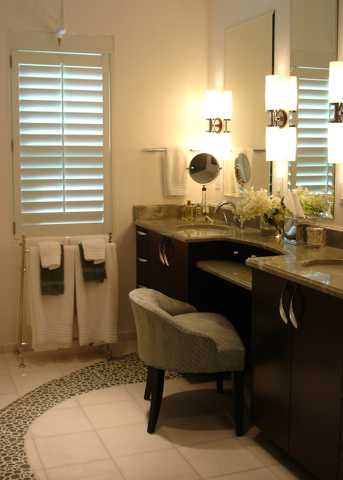 Foto di una stanza da bagno padronale minimal di medie dimensioni con consolle stile comò, ante in legno bruno, pavimento con piastrelle di ciottoli, lavabo sottopiano e top in marmo