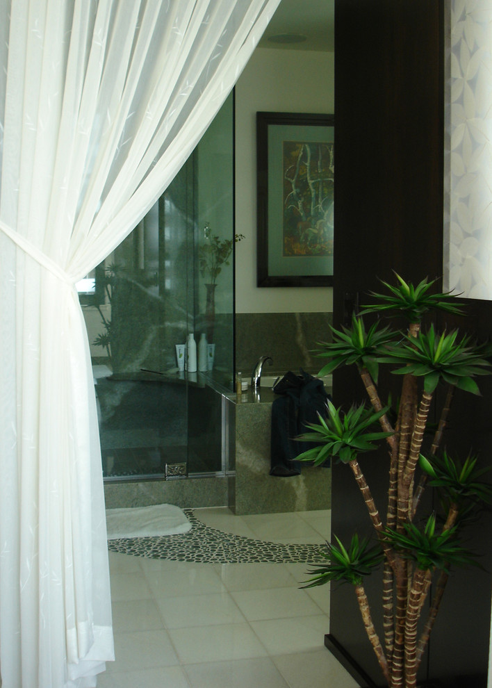 Стильный дизайн: главная ванная комната среднего размера в современном стиле с полновстраиваемой ванной, угловым душем, полом из галечной плитки и душем с распашными дверями - последний тренд