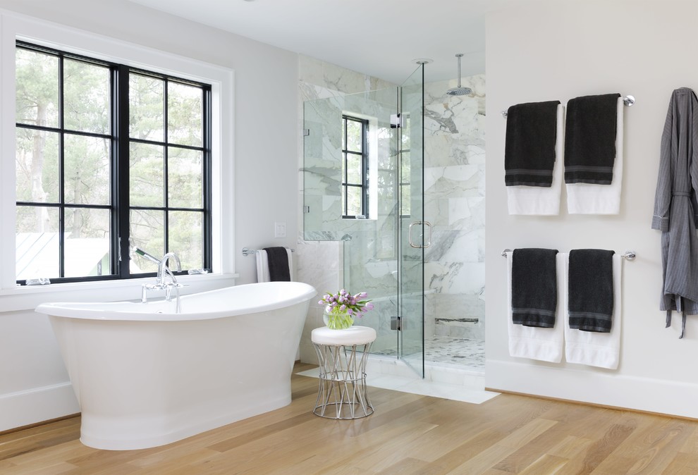 Idées déco pour une grande douche en alcôve principale campagne avec une baignoire indépendante, un carrelage gris, du carrelage en marbre, un mur blanc, une cabine de douche à porte battante, un sol en bois brun et un sol marron.