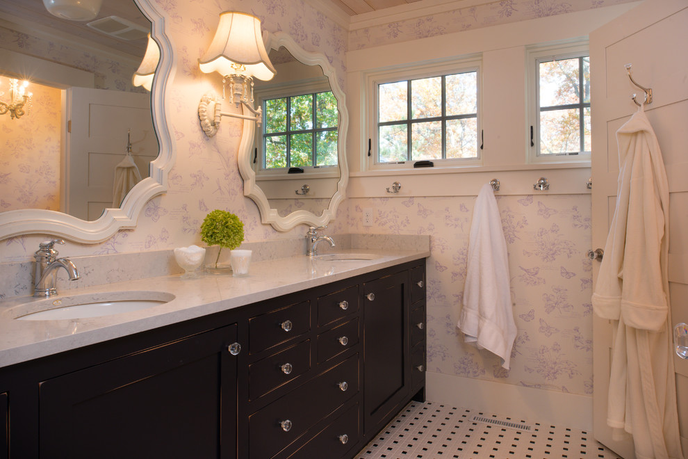 Exempel på ett maritimt badrum, med skåp i shakerstil, svarta skåp, en dusch i en alkov, en toalettstol med separat cisternkåpa, vit kakel, keramikplattor, klinkergolv i keramik och ett undermonterad handfat