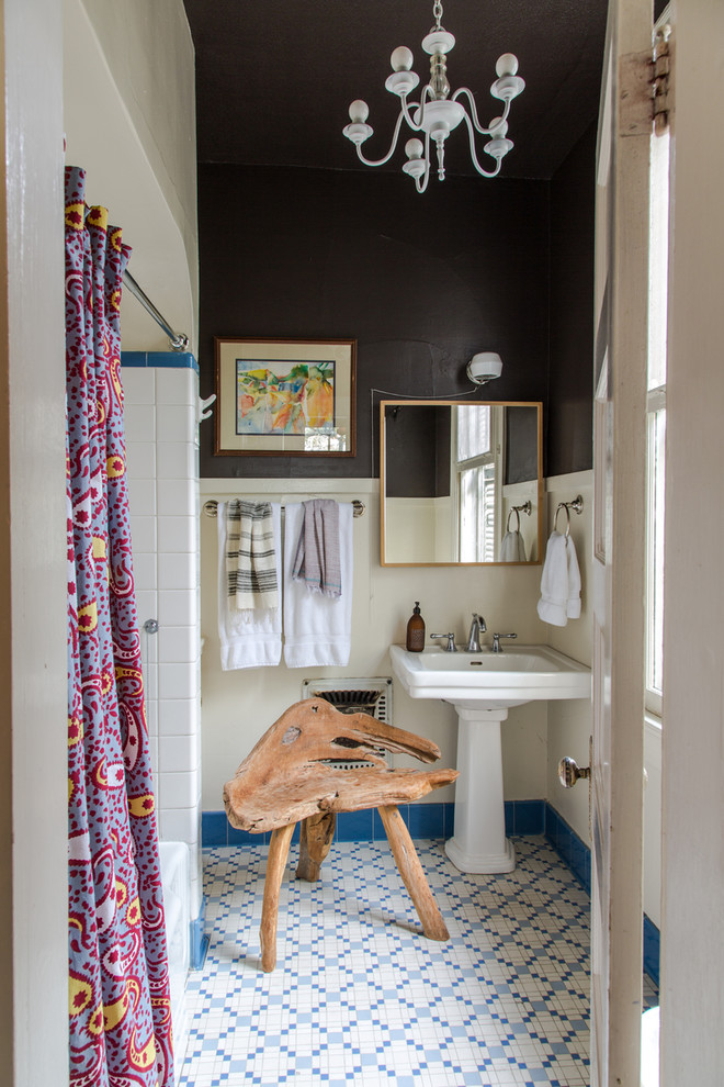 На фото: ванная комната в классическом стиле с раковиной с пьедесталом, ванной в нише, разноцветной плиткой, черными стенами и шторкой для ванной с