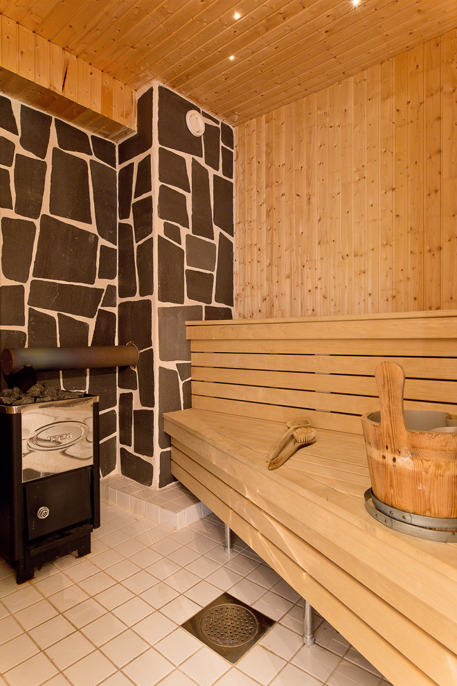 Nordisk inredning av ett mellanstort beige beige en-suite badrum, med släta luckor, vita skåp, ett platsbyggt badkar, våtrum, vita väggar, klinkergolv i keramik, ett fristående handfat, träbänkskiva, vitt golv och dusch med gångjärnsdörr